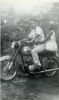 Andrés_Thomas_(Charly)_con_su_moto_y_la_guapa_morenita_a_la_grupa_.jpg